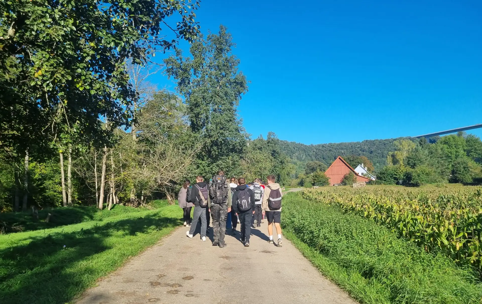 Die Klasse 11 wandert bei den Kennenlerntagen über einen Feldweg
